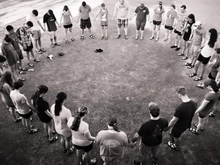 Dinámicas de oración para fortalecer la fe y conexión con Dios en jóvenes cristianos