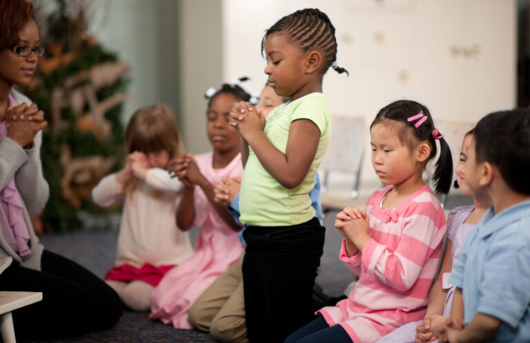 Consejos para enseñar obediencia a los niños con predicas cristianas