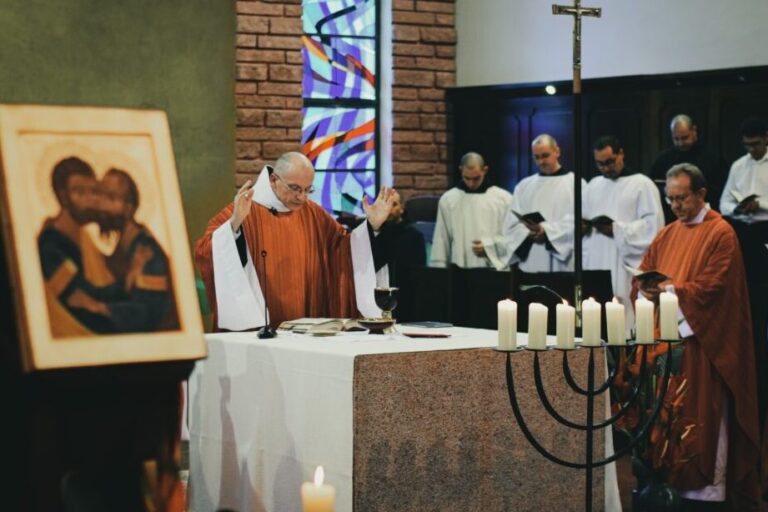 Agradecimiento sincero a un sacerdote: mensajes de gratitud genuina